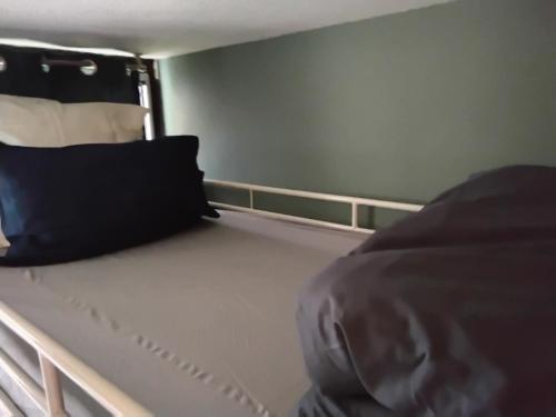 ボビニーにあるMale dorm shared room - Daily stay from 8 pm to 10 amのベッドルーム1室(枕付)