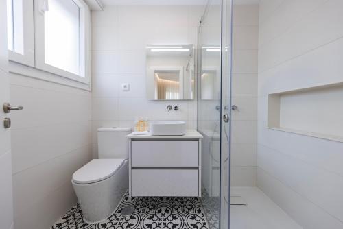 Modern 2BR Apt with Patio & AC - 0E
