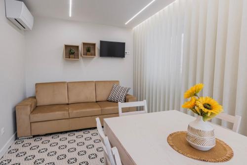 Modern 2BR Apt with Patio & AC - 0E