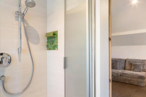 a shower stall in a bathroom with a couch at Pur Wohnen - Wohnung Fernsicht in Niederreutern