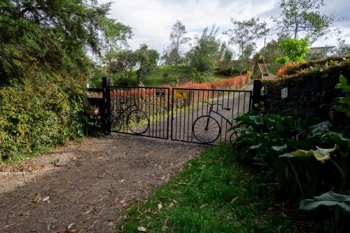 a bike is parked behind a gate at Cabaña de Pino Escapada Natural a 7 Min in Chiquinquirá