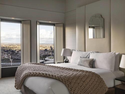 Ein Sitzbereich in der Unterkunft Sofitel Melbourne On Collins