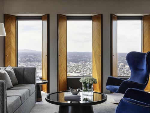 Ein Sitzbereich in der Unterkunft Sofitel Melbourne On Collins