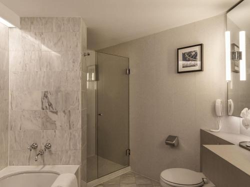 Ein Badezimmer in der Unterkunft Sofitel Melbourne On Collins