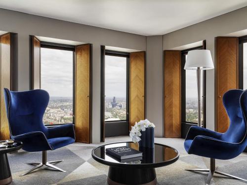 Ein Sitzbereich in der Unterkunft Sofitel Melbourne On Collins