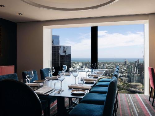 Ein Sitzbereich in der Unterkunft Sofitel Melbourne On Collins