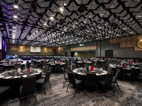Ein Restaurant oder anderes Speiselokal in der Unterkunft Sofitel Melbourne On Collins 