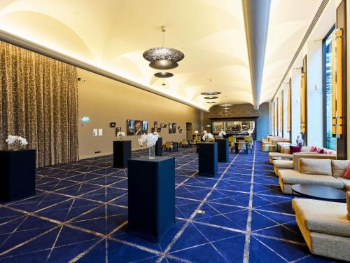 Ein Sitzbereich in der Unterkunft Sofitel Melbourne On Collins