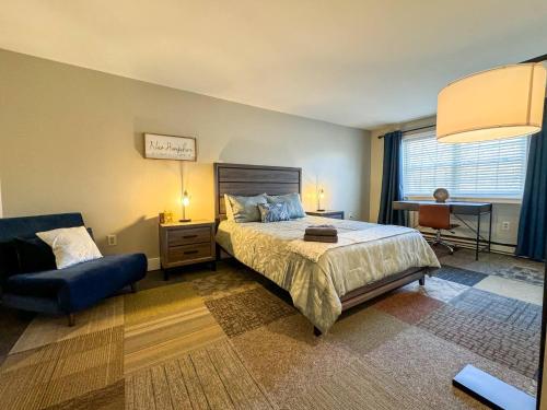une chambre avec un lit, une chaise et un bureau dans l'établissement NEW - Mins to Manchester - Concord - Riverfront, à Hooksett