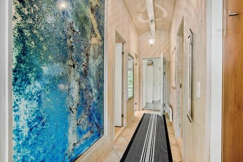a hallway with a large painting on the wall at K19045-Kalundborg-Lobelievej-3 in Kalundborg