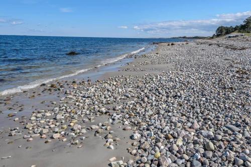 a large group of rocks on a beach at K19045-Kalundborg-Lobelievej-3 in Kalundborg
