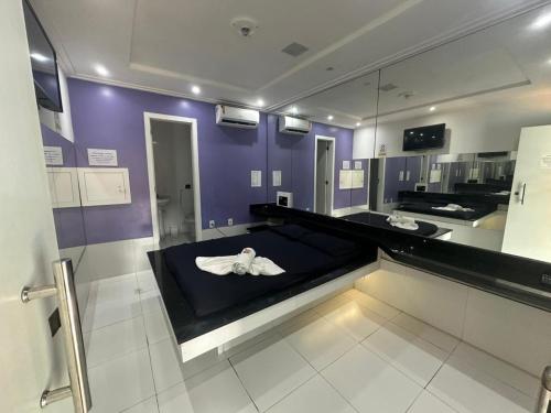 a bathroom with a black bed with a mirror at Pousada La Ñina in Belém