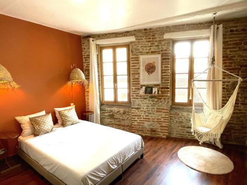 a bedroom with a swinging bed and a hammock at Les 1001 nuits in Albi