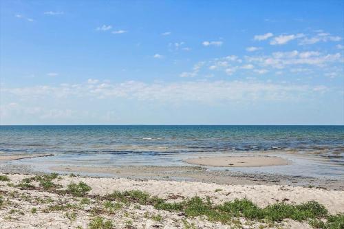 an empty beach with the ocean in the background at K20090-Store-Fuglede-Fredskovens-Engvej-4 in Store Fuglede