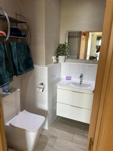 un baño con inodoro y lavabo en Beautiful apartment with a beautiful view, en Kenitra
