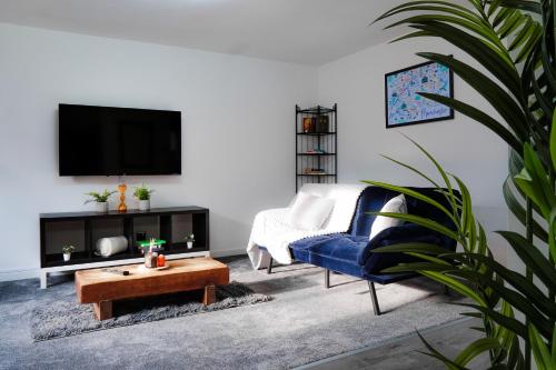 Spacious 2BR City Stay - Parking - Sleeps 6 photo 10