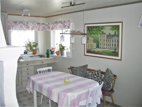 a dining room with a table and a kitchen at OST559-Oskarshamn-Soervik-Elsemar-24 in Påskallavik