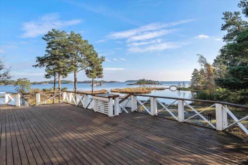 a wooden bridge over a body of water at OST559-Oskarshamn-Soervik-Elsemar-24 in Påskallavik