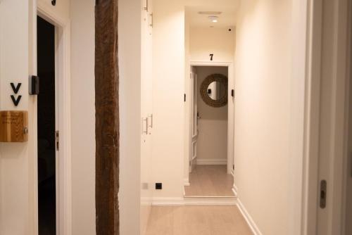 サン・セバスティアンにあるAmona Teresa Guesthouseの白壁の廊下