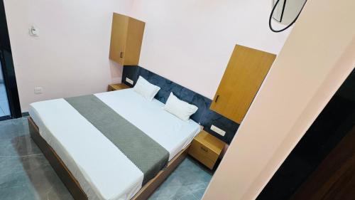 Una cama o camas en una habitación de Hotel swastik Inn