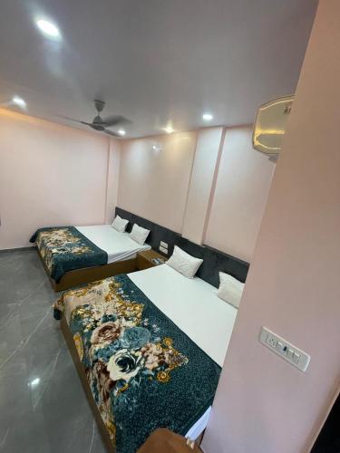 a room with two beds in a room at Hotel swastik Inn in Ujjain