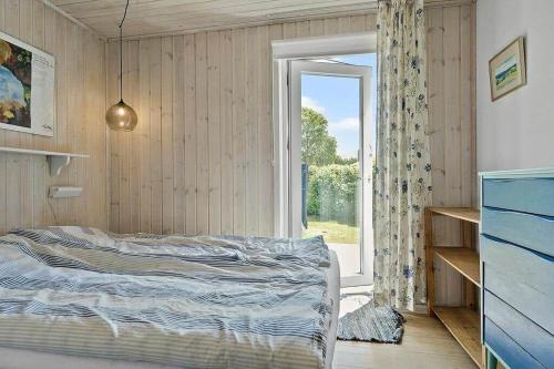 een slaapkamer met een bed en een groot raam bij SB119-Sydals-Mollebakken-9 in Sønderby