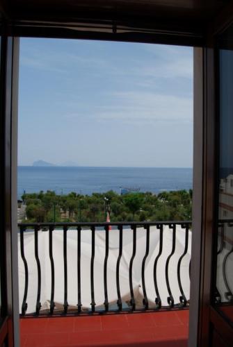 a view of the ocean from a balcony at Baia Unci in Canneto
