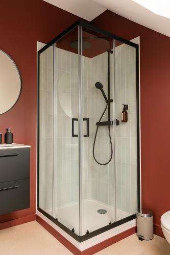 un bagno con doccia con box in vetro di La maison Mareuil ad Amiens