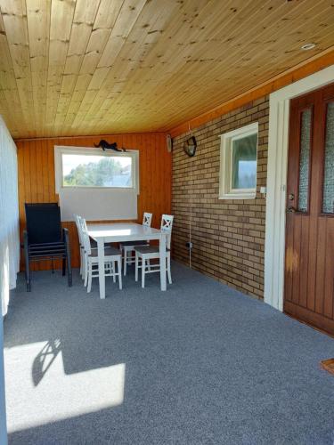 a patio with a table and chairs on a house at fijn huis in Hagfors in Hagfors
