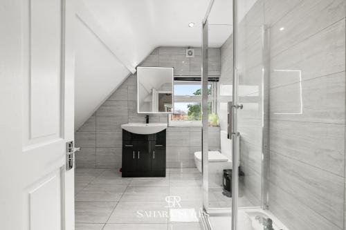 a bathroom with a sink and a mirror at Spacious 6BR - Woodley Stay - Sleeps 13 - Near City Hub - Parking in Woodley