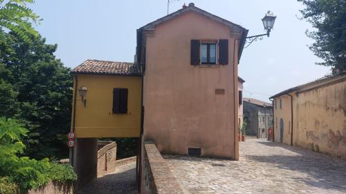 ein Gebäude in einer Straße neben einer Gasse in der Unterkunft La Casetta Sulle Mura in Santarcangelo di Romagna