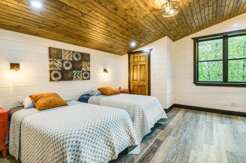 Ένα ή περισσότερα κρεβάτια σε δωμάτιο στο Red River Gorge Barndominium Dog Friendly!