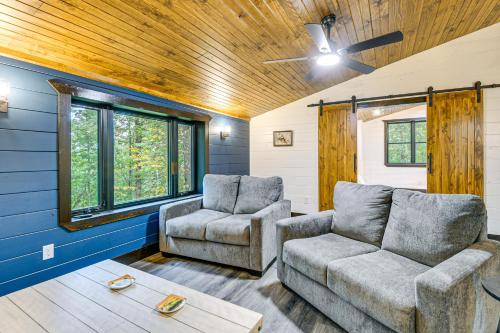 Χώρος καθιστικού στο Red River Gorge Barndominium Dog Friendly!