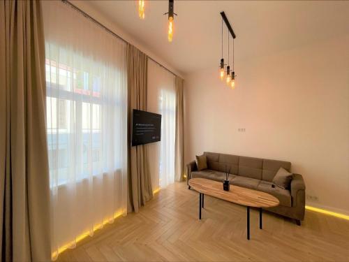 Μια τηλεόραση ή/και κέντρο ψυχαγωγίας στο Picturesque Old Town Apartment with Charming Balcony