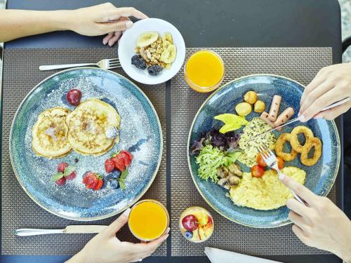 Makanan di atau berdekatan hotel