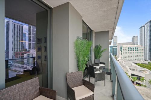 a balcony with chairs and a view of the city at Cadenza Miami - Luxury Residences in Miami