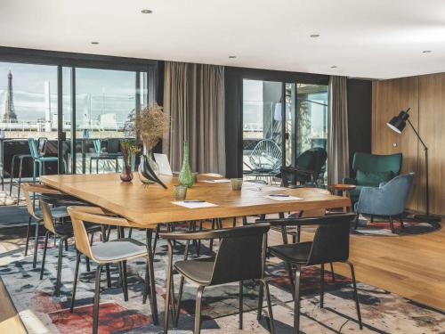 a dining room with a table and chairs at Novotel Paris Vaugirard Montparnasse in Paris
