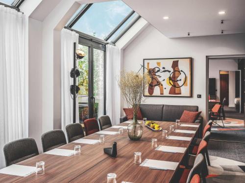 a dining room with a long table and chairs at Novotel Paris Vaugirard Montparnasse in Paris