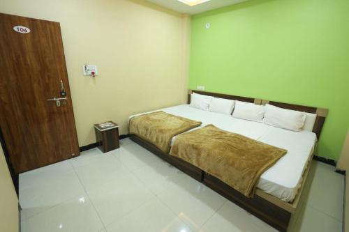 Postel nebo postele na pokoji v ubytování Shree vinayak rooms