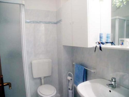 A bathroom at Lina's Apartment