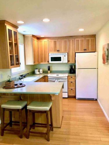 Cuisine ou kitchenette dans l'établissement Medford Home And 2 Condos With Pool