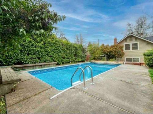 Piscine de l'établissement Medford Home And 2 Condos With Pool ou située à proximité