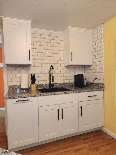 Una cocina o cocineta en Medford Home And 2 Condos With Pool