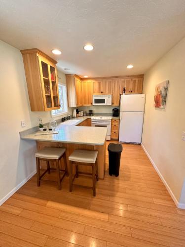 Una cocina o cocineta en Medford Home And 2 Condos With Pool