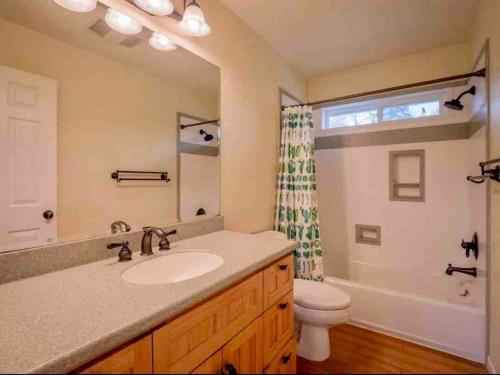 Un baño de Medford Home And 2 Condos With Pool