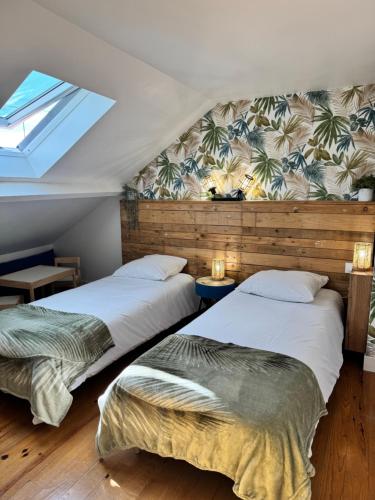 two beds in a room with a skylight at HappyStay Family House By Dream Apartments in Chessy