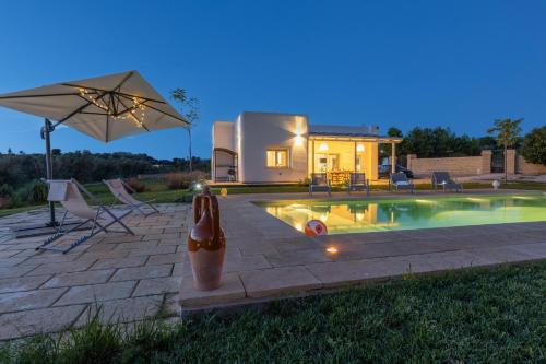 una piccola casa con piscina e ombrellone di Villa Incantesimo a Marina di Pescoluse