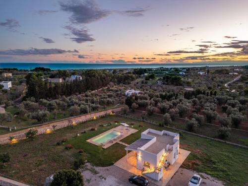 una vista aerea di una casa con piscina di Villa Incantesimo a Marina di Pescoluse