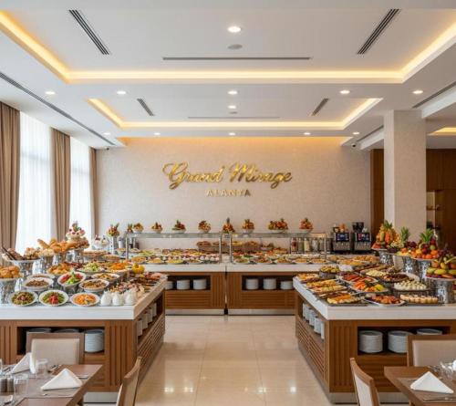 een buffet met veel verschillende soorten eten bij Grand Mirage Hotel & Spa in Side