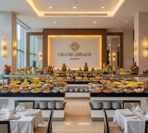 een buffet lijn met veel eten te zien bij Grand Mirage Hotel & Spa in Side